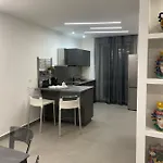 White House * אצ'י קטנה
