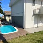 White House אצ'י קטנה