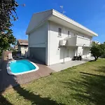 White House * אצ'י קטנה